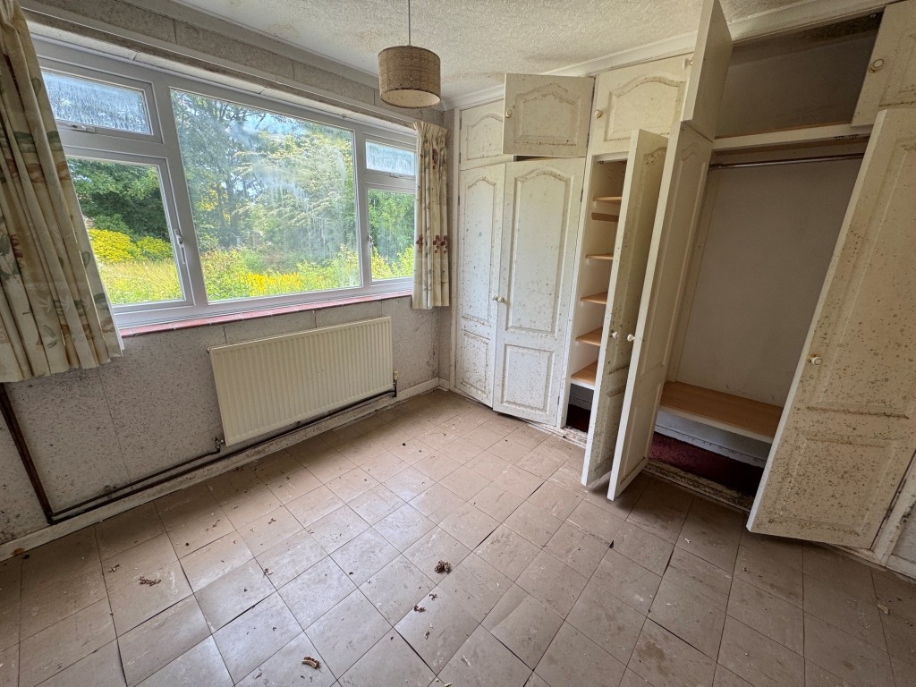 Lot: 71 - WATER DAMAGED DETACHED BUNGALOW - Bedroom 1